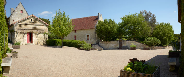 Vue d'ensemble avec la grange-pigeonnier à gauche.