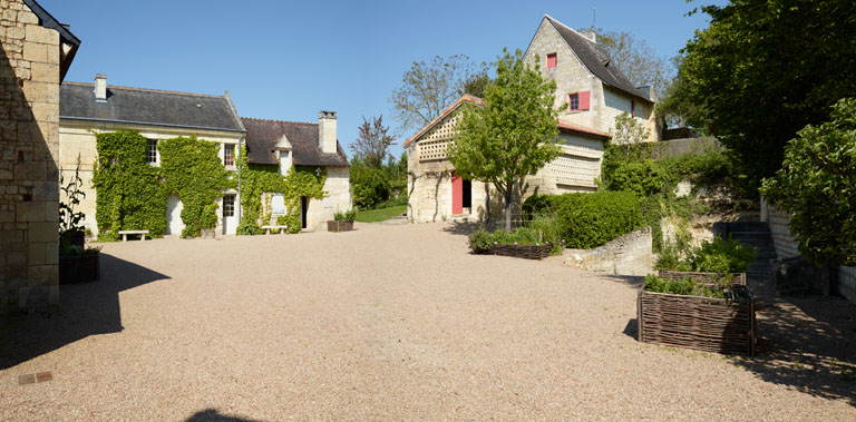 Vue d'ensemble des bâtiments depuis la cour.