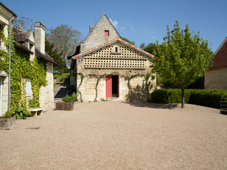 Vue du pigeonnier aménagé en pignon avec le logis à l'arrière plan.