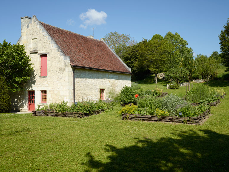 Vue de la maison dite du vigneron et le jardin botanique.