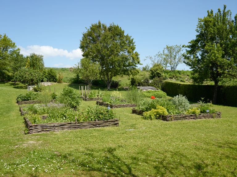 Vue sur le jardin situé en terrasse au-dessus des caves.