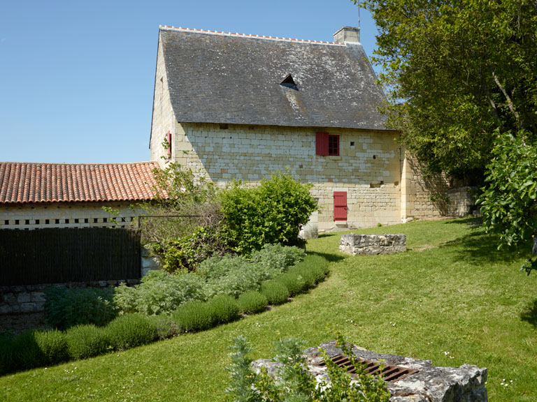 Vue de la façade postérieure du logis.