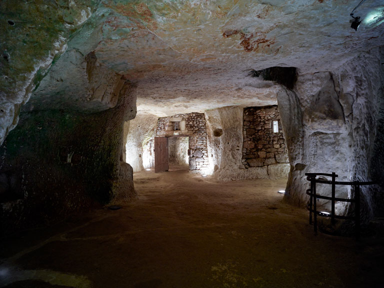 Caves demeurantes : intérieur.