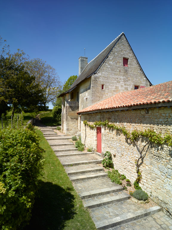 Chemin d'accès au logis.