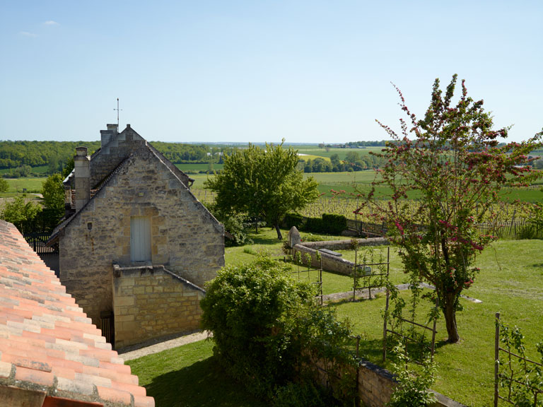 Vue sur le jardin, depuis le repos de l'escalier de la maison de Rabelais.