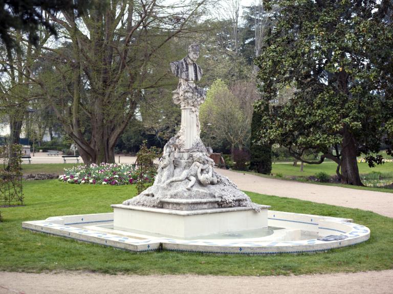 Vue générale du monument de trois quarts droit.
