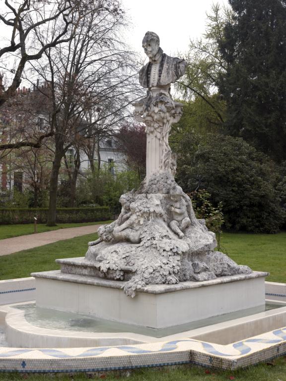 Vue du socle et du buste de trois quarts gauche.