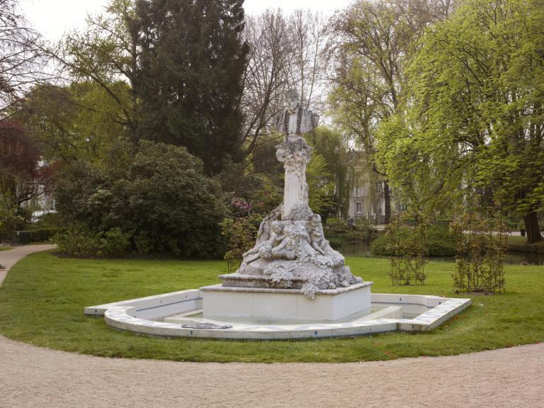 Vue générale du monument avec bassin de trois quarts gauche.