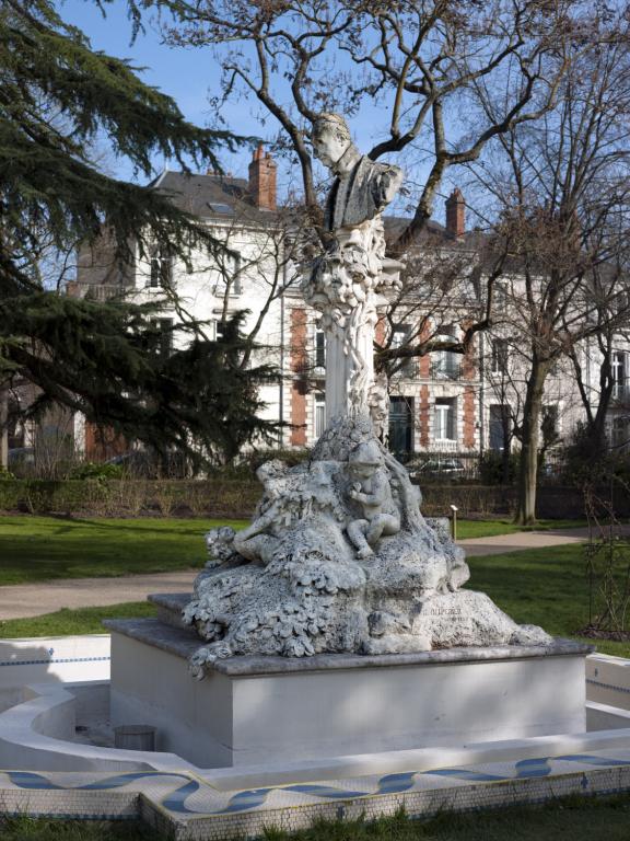 Vue de trois quarts gauche du socle et du buste avec détail du bassin.