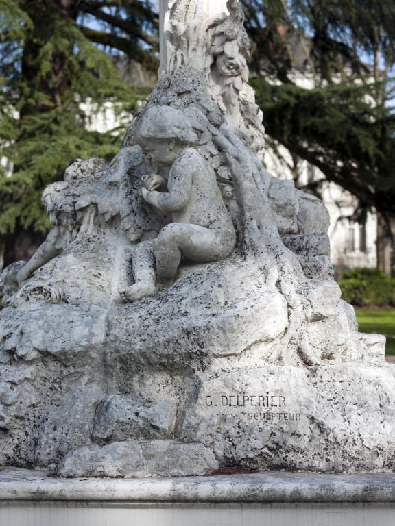 Détail du socle côté gauche avec signature : G. DELPERIER SCULPTEUR.