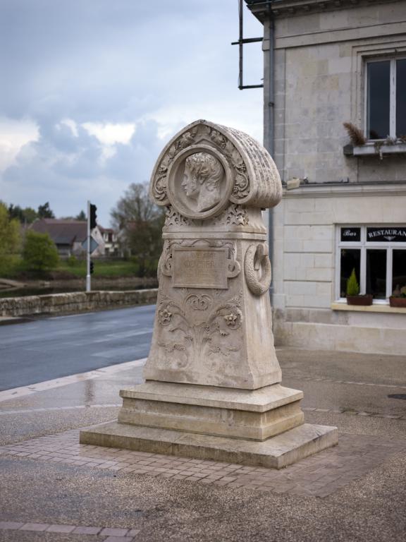 Vue générale du monument devant le Cher.
