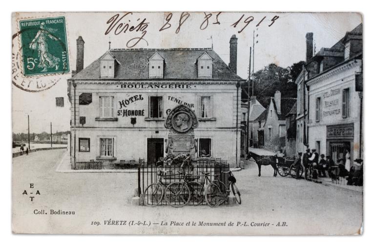 Carte postale ancienne du monument avec grille d'entourage.