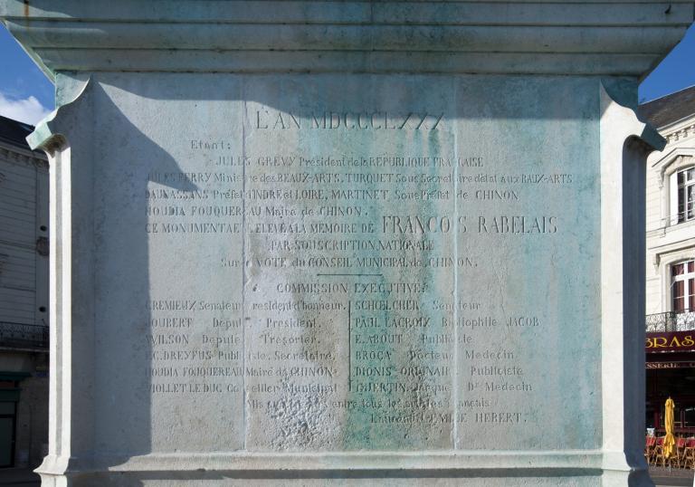 Face arrière du piédestal portant les inscriptions relatives à l'inauguration.