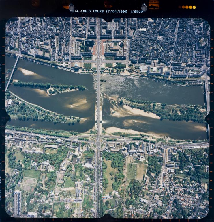 Vue d'ensemble prise de l'Ile d'Or (anciennement île Saint-Jean) de la rive gauche en amont du pont.