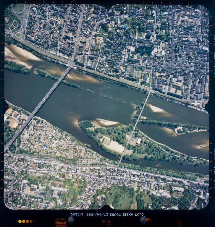 Vue d'ensemble prise depuis l'Ile d'Or (anciennement île Saint-Jean). Au premier plan, vestiges d'un ancien pont.