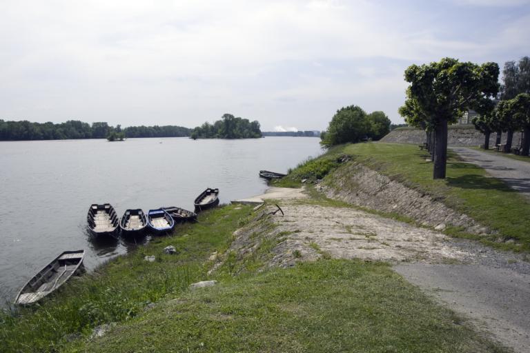 Vue d'ensemble depuis le pont, vers l'amont. Carte postale ancienne, début XXe siècle. (archives municipales d'Amboise, CP n° 207).