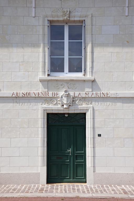 Profil de la gare de l'Ile Bourdon à Chouzé avec projet d'une levée d'entourage de cette gare dressé par l'ingénieur ordinaire Dubrac, 15 décembre 1835. (archives nationales, F 14 6613).