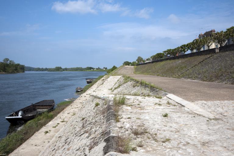 Avant projet de quais sur la Loire en face la ville de Tours (rive gauche), 26 décembre 1852. Détail sur le port de Tours et la section située en aval de ce port. (archives municipales de Tours, 3 O 1). ; Avant projet de quais sur la Loire en face la ville de Tours (rive gauche), 26 décembre 1852. Détail sur le port de Tours et la section située en aval de ce port. (archives municipales de Tours, 3 O 1).