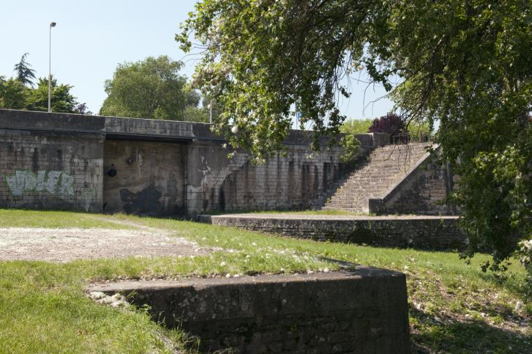 Amont du pont : mur de quai incliné dont la hauteur a été réhaussée d'un mètre environ.