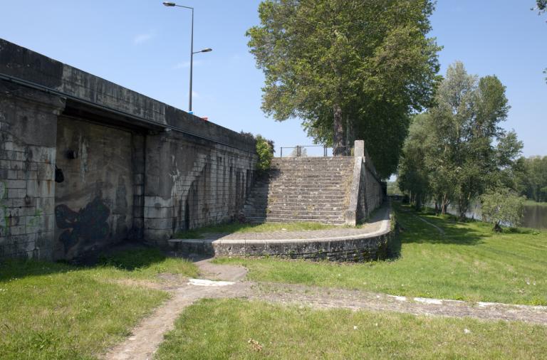 Plan et élévation des escaliers des murs de quais, rive gauche, amont du pont de pierre, dressés par l'ingénieur Francfort, 3ème quart du XIXe siècle. (archives départementales d'Indre-et-Loire, Plan V/12/3/6).