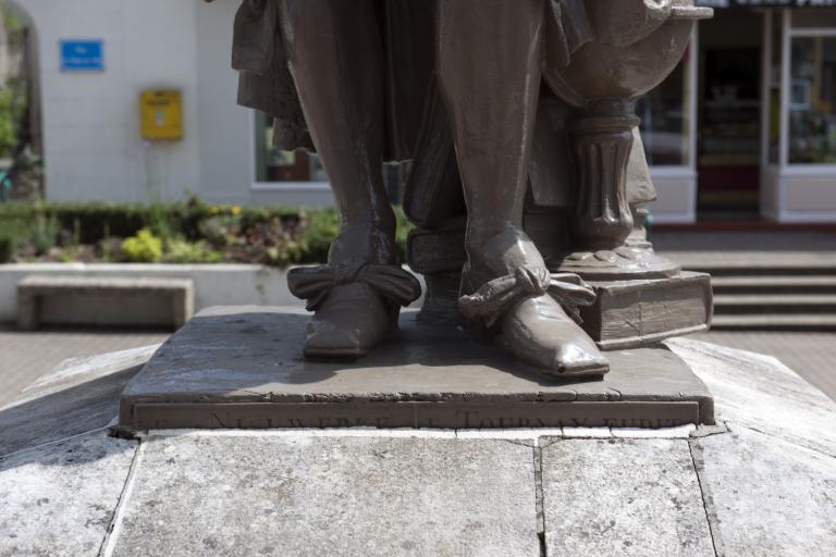 Détail : la signature sur la plinthe.