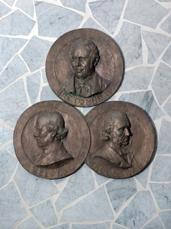 Les trois médaillons.