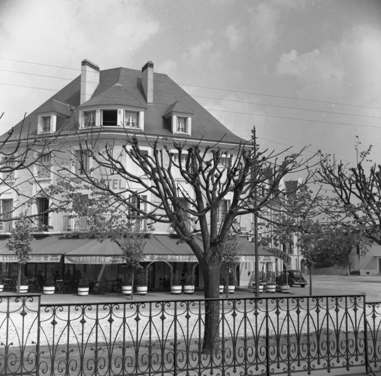 L'hôtel de l'escargot d'or, à l'angle ouest de l'îlot U, vu depuis le sud, 1954. (Ministère de l'écologie, de l'énergie, du développement durable et de l'aménagement du territoire, 20372).