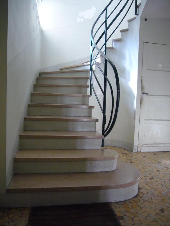 Exemple d'escalier à structure en béton et marches et contre-marches en pierre, 8 rue Emile-Laurens.