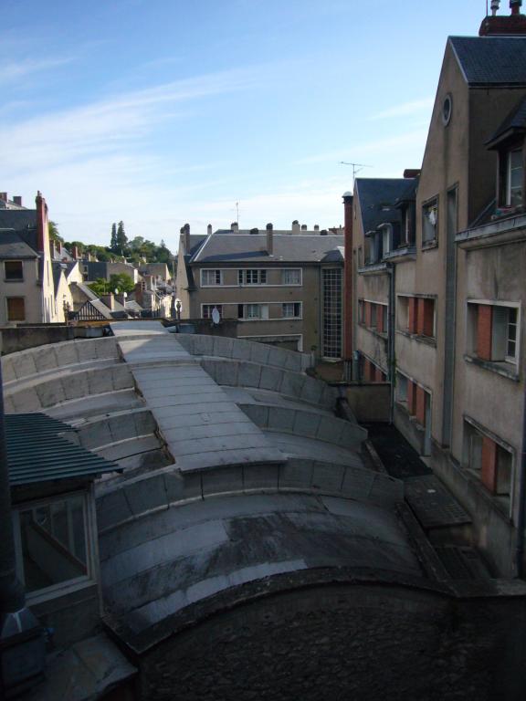 Coeur de l'îlot K, vu depuis le sud-ouest. Au premier plan : la couverture de l'ancienne salle de cinéma Le Palace aujourd'hui transformé en boîte de nuit.