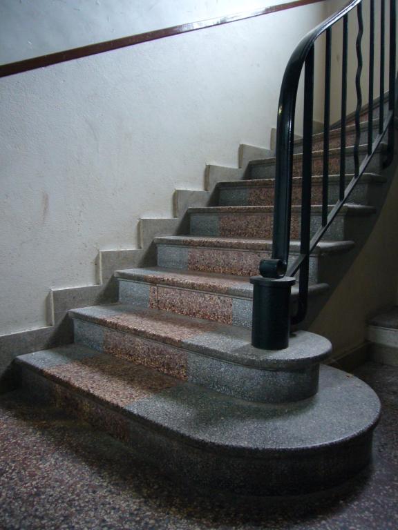 Exemple d'escalier avec revêtement en granito, 17 rue du Commerce.