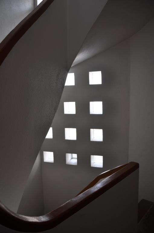 Vue du mur ajouré éclairant la cage d'escalier, 16 rue des Orfèvres.