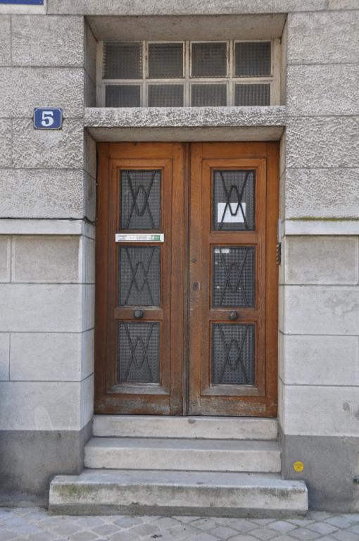 Exemple de porte sur rue en bois, verre et ferronnerie, 5 rue Emile-Laurens. ; Porte d'entrée sur la place Louis-XII.