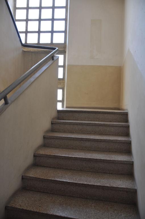 Escalier, structure en béton, revêtement de granito, rampe tubulaire.