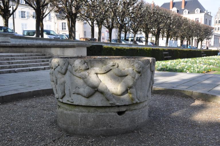 La fontaine située à l'extrémité sud-ouest de la terrasse, vue depuis le sud-est.