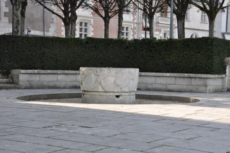 Fontaine de l'extrémité sud-est de la terrasse, vue depuis le sud-est.