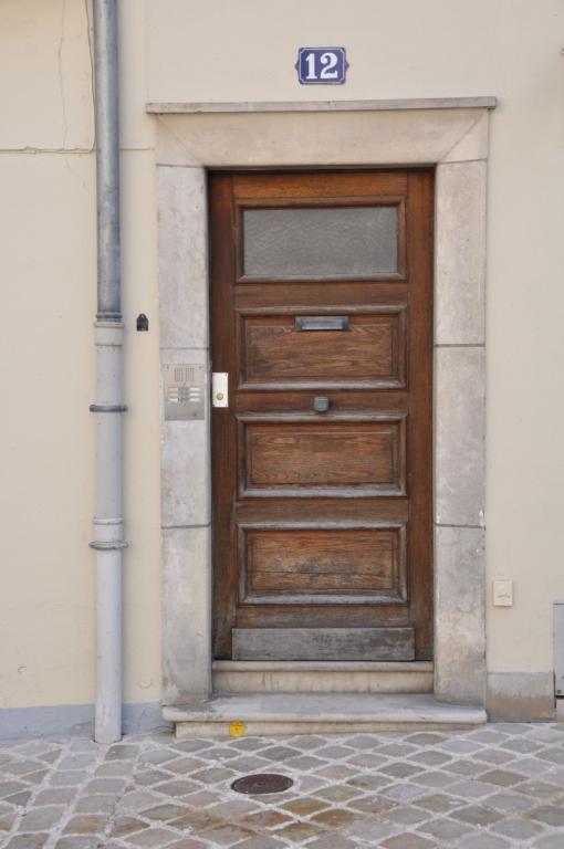 Exemple de porte sur rue en bois et verre, le 12 rue Emile-Laurens.