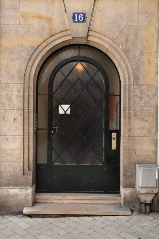 Exemple de porte sur rue en verre et ferronnerie, le 16 rue du Commerce.