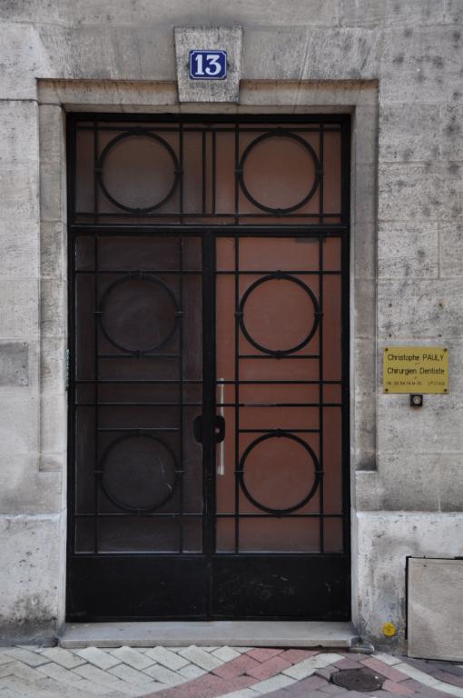 Exemple de porte sur rue en verre et ferronnerie, le 13 rue du Commerce.