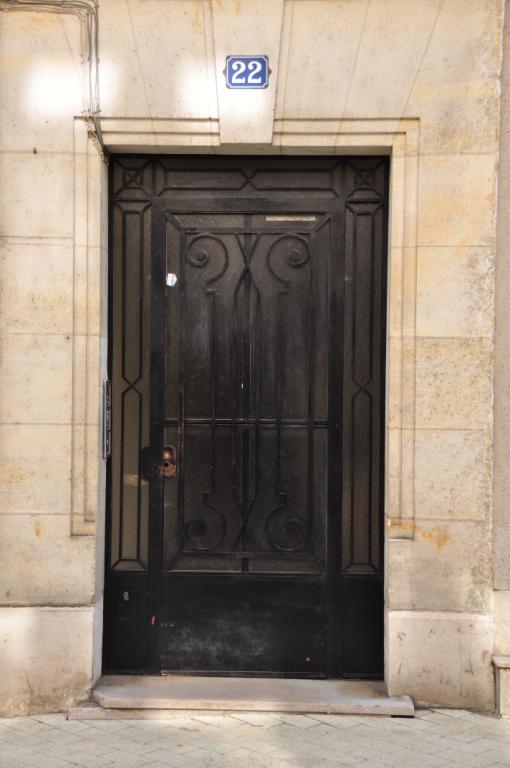 Exemple de porte sur rue en verre et ferronnerie, le 22 rue du Commerce.