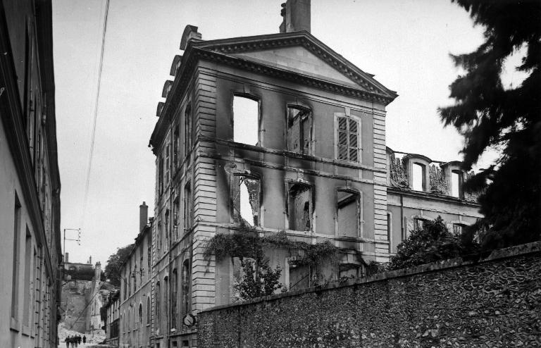 Le collège Augustin-Thierry en ruine, le long de la rue de Bourg-Moyen, été 1940. (Archives Départementales de Loir-et-Cher, Blois, Fonds Lunais-Bruère, 105 Fi 453).