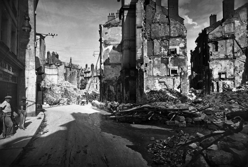 Ruines dans la rue du Commerce en direction du pont. A droite, les rues Saint-Martin et François-Mansard, été 1940. (Archives Départementales de Loir-et-Cher, Blois, Fonds Lunais-Bruère, 105 Fi 454).