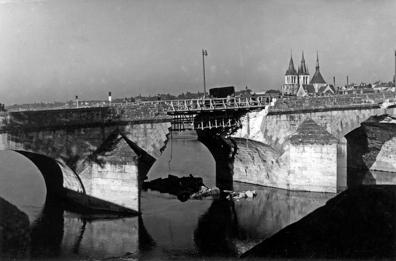 La brèche du pont, vue depuis Vienne, été 1940. (Archives Départementales de Loir-et-Cher, Blois, Fonds Lunais-Bruère, 105 Fi 456).