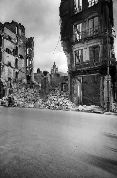 La rue Denis-Papin, prise du bout de la rue du Commerce, été 1940. (Archives Départementales de Loir-et-Cher, Blois, Fonds Lunais-Bruère, 105 Fi 457).