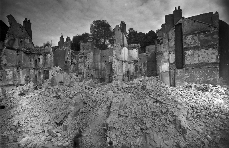 Immeubles en ruines en contrebas des remparts du Château, été 1940. (Archives Départementales de Loir-et-Cher, Blois, Fonds Lunais-Bruère, 105 Fi 458).