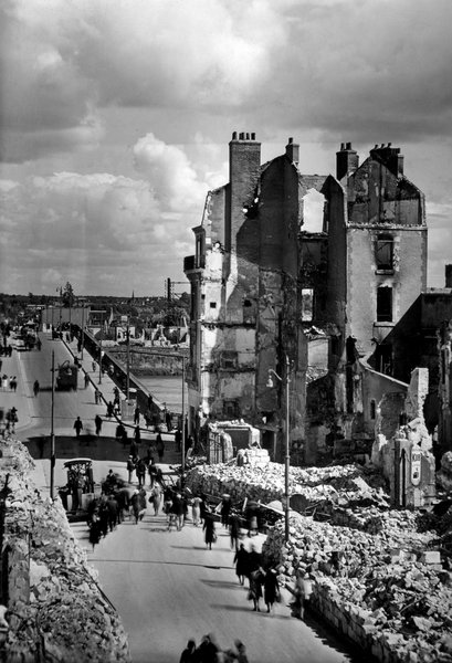 Immeubles en ruines, rue Denis-Papin en direction du pont. A droite, le début de la rue du Commerce, été 1940. (Archives Départementales de Loir-et-Cher, Blois, Fonds Lunais-Bruère, 105 Fi 459).