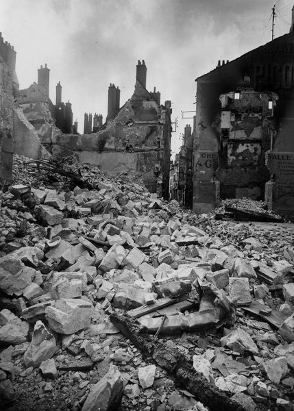 Place du marché à la Filasse et la rue François-Mansard vers la rue du Commerce, été 1940. (Archives Départementales de Loir-et-Cher, Blois, Fonds Lunais-Bruère, 105 Fi 460).