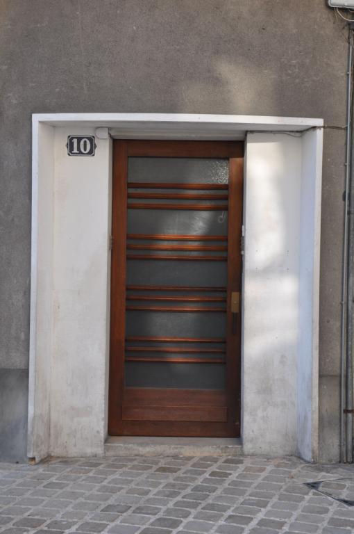 Exemple de porte en verre et bois, 10 rue des Orfèvres. ; Porte d'entrée sur rue en verre et bois.