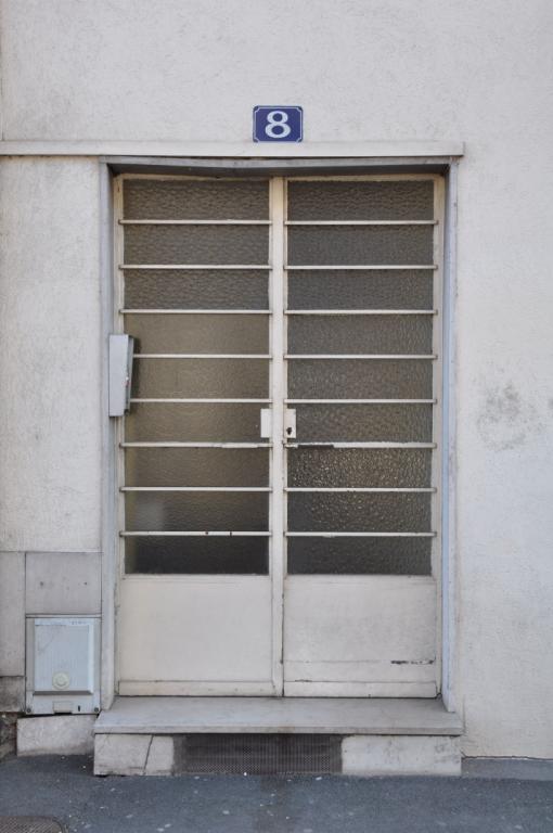 Exemple de porte sur rue en verre et ferronnerie, 8 avenue du Président-Wilson. ; Porte sur rue en verre et ferronnerie du 8 avenue du Président-Wilson.