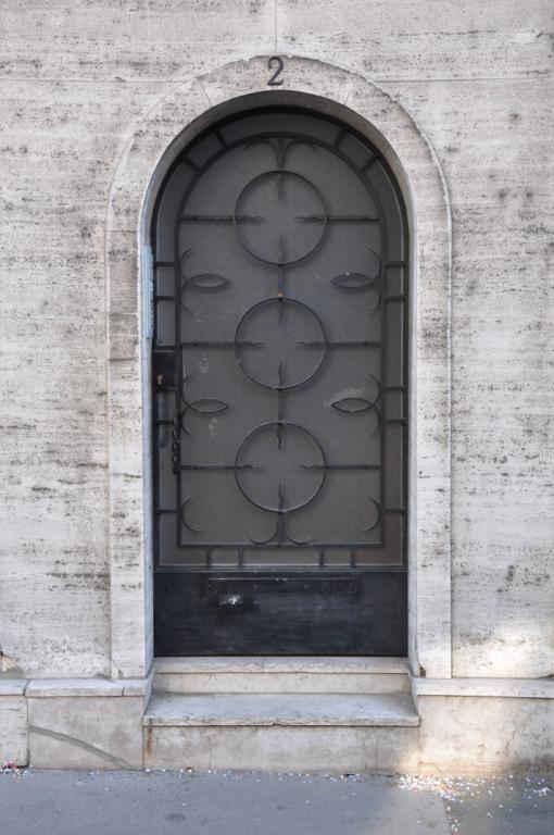 Exemple de porte en verre et ferronnerie, 2 rue du Premier-Septembre. ; Porte d'entrée inscrite dans une arcade, donnant sur la rue du Premier-Septembre.