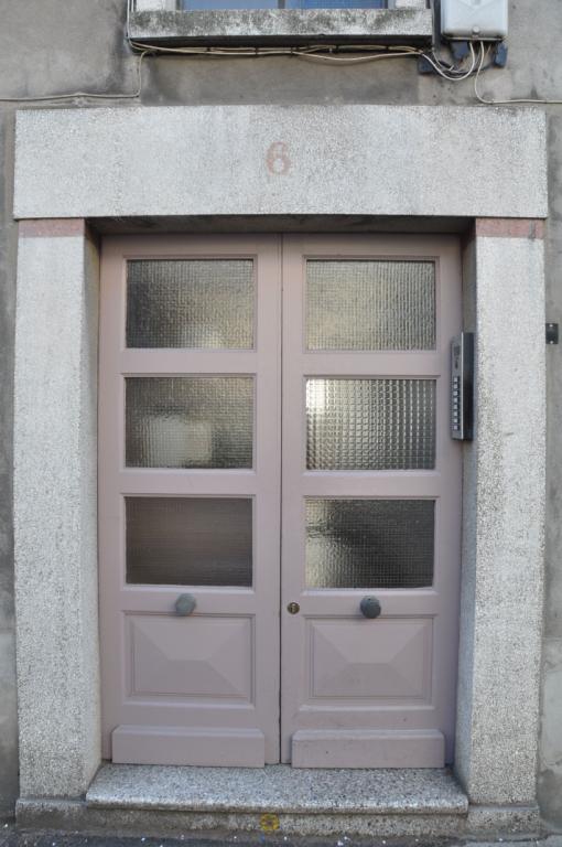 Exemple de porte sur rue en bois et verre, 6 rue du Premier-Septembre. ; Porte sur rue avec encadrement en granito.